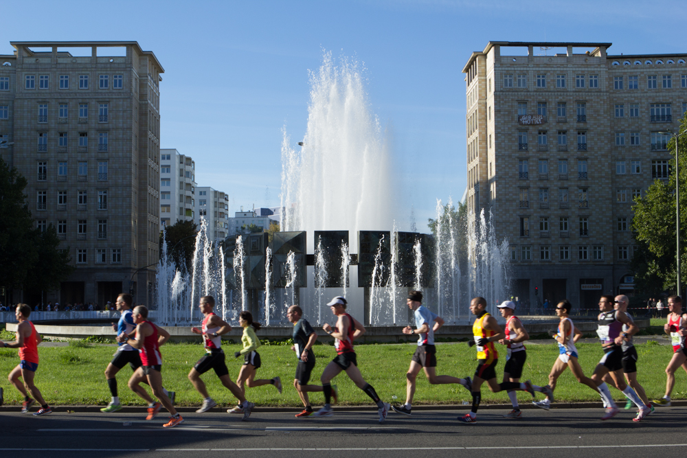 Teilnehmer des 40. Berlin Marathon bei Kilometer 12 am Strausberger Platz