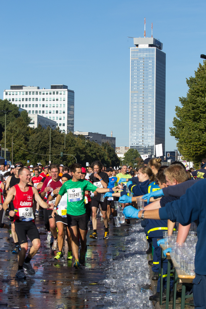 Viel trinken: Verpflegungspunkt beim 40. Berlin Marathon