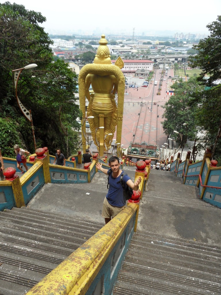 Treppenlauf: 272 steile Treppenstufen führen hoch hinauf zu den Batu Caves
