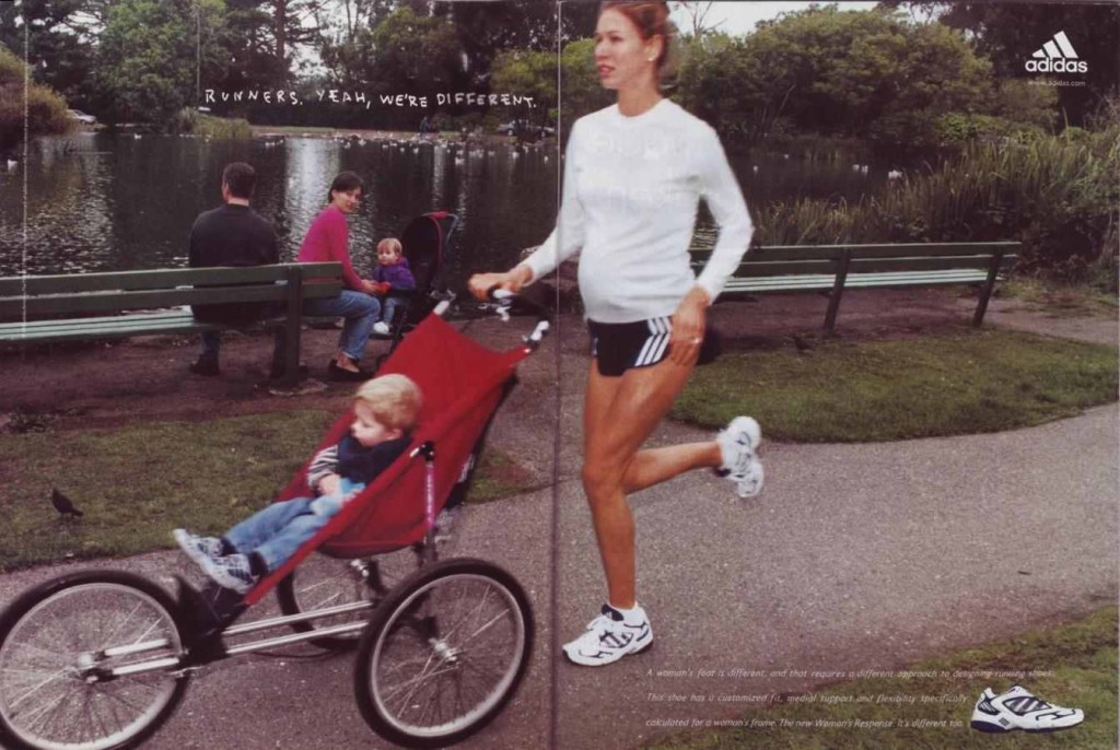 Adidas Werbekampagne: Runners. Yeah, we are different - Läuferin im Park mit Baby
