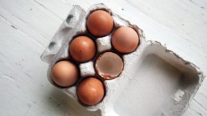 sechs braune eier in verpackung