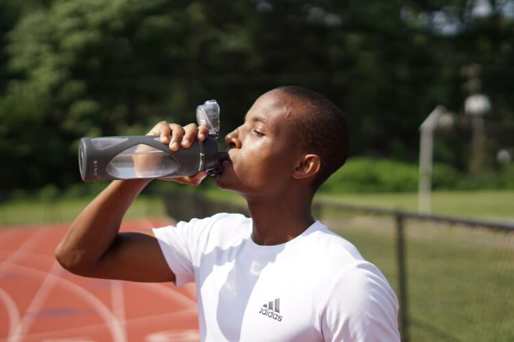 Nach dem Sport: pro Stunde Training zusätzlich mindestens 600 ml Flüssigkeit in Form von Wasser oder elektrolythaltigen Getränken