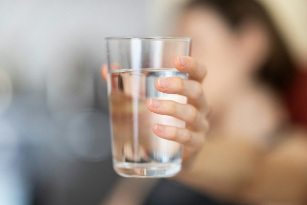 Vor, während und nach dem Laufen bei Temperaturen um die 30 Grad musst Du viel Flüssigkeit zu Dir nehmen